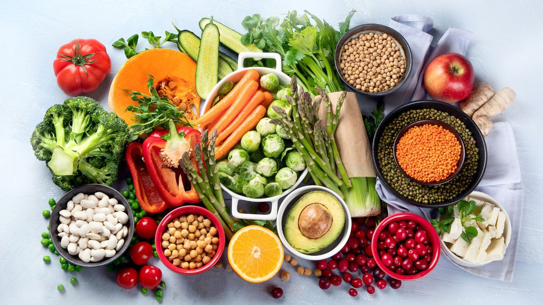 5 Alimentos esenciales durante la menopausia: Sardinas, almendras, nueces, soja, espinacas y fresas.