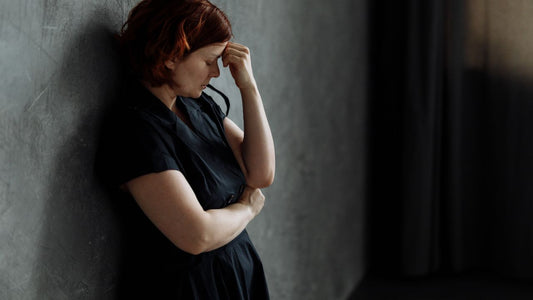 Mujer con el cortisol elevado en menopausia.