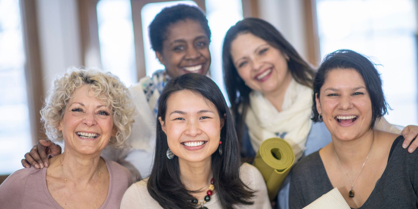 Mujeres en perimenopausia, menopausia y postmenopausia.