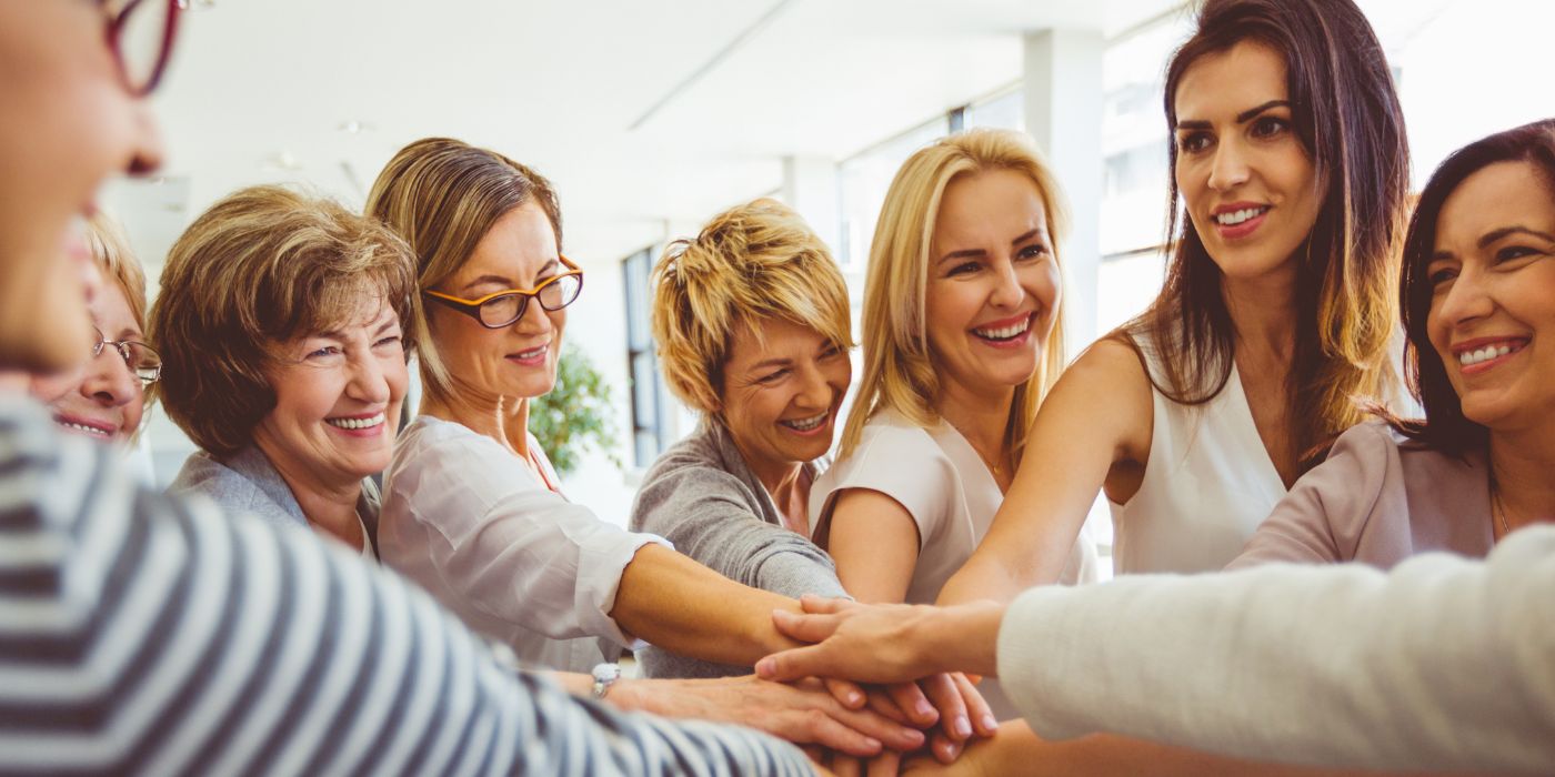 Mujeres en perimenopausia, menopausia y postmenopausia.